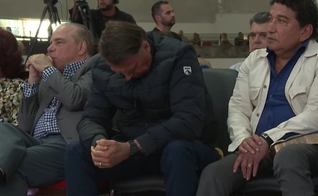 O ex-presidente Jair Bolsonaro se emociona em culto evangélico. (Captura de tela/YouTube/AFP)