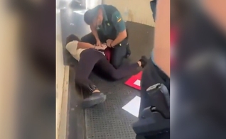 A diretora do acampamento no momento da prisão. (Foto: Reprodução/X/Shirion Collective)