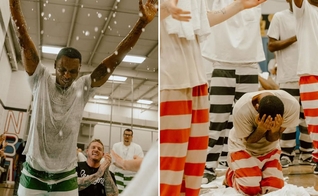 O batismo. (Foto: Reprodução/Instagram/God Behind Bars)