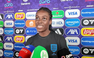 Michelle Agyemang em entrevista após vitória na EURO 2025. (Captura de tela/YouTube/HaytersTV)