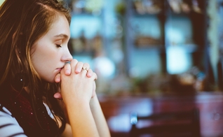 Os dados também indicam que cristãos tendem a atribuir maior importância à vida comunitária. (Foto: Unsplash/Ben White)