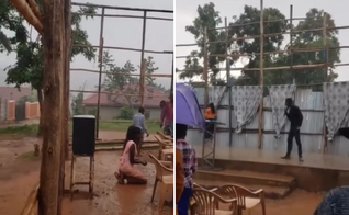 Cristãos oram e cultuam sob chuva, em Uganda. (Captura de tela/Instagram/brahadams)