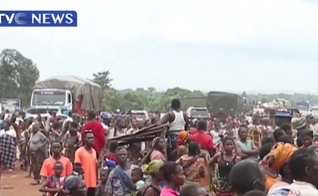 Os manifestantes denunciaram a falta de ação do governo contra terroristas fulani. (Foto: Reprodução/YouTube/TVC News Nigeria).