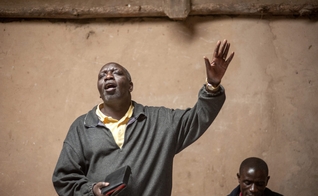 Um pastor Bafumbira ora durante um culto na Igreja Batista Ntamutindi em Kisoro, na República Democrática do Congo. (Foto ilustrativa: IMB)