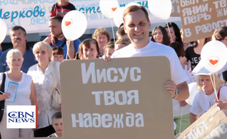 Pastor Yuriy Semenyuk em evangelismo de rua. (Captura de tela/YouTube/CBN News)