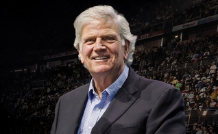 Franklin Graham: “Vamos continuar pregando o Evangelho com coragem e compaixão.” (Foto: Associação Evangelística Billy Graham)
