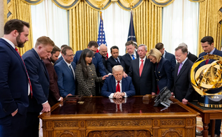 O presidente Donald Trump se une a líderes religiosos em oração. (Foto: The White House)