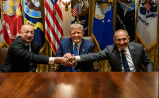 Donald Trump com Ilham Aliyev (à esq.) do Azerbaijão e Nikol Pashinyan da Armênia. (Foto: The White House)