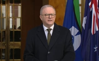 O primeiro-ministro australiano Anthony Albanese em Canberra, onde anunciou o reconhecimento do Estado palestino. (Captura de tela/YouTube/AP)