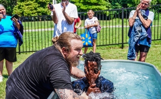 O pastor Richard Pope batizando um novo convertido. (Foto: Reprodução/Baptist Press)