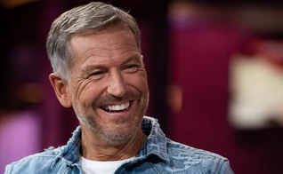 O pastor e escritor John Bevere. (Captura de tela/TBN)