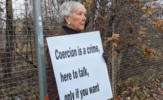 Rose Docherty, 75 anos, segura um cartaz com mensagem pró-vida nas proximidades de uma clínica de aborto. (Foto: ADF International)