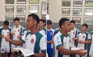 Os atletas ouvindo a Palavra antes do jogo. (Foto: Reprodução/Instagram/Samuel Pereira)