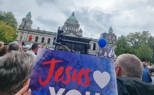 Marcha reuniu milhares de pessoas nas ruas de Belfast. (Foto: Instagram/marchforjesusireland)
