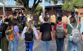 Os jovens evangelizando na comunidade. (Foto: Reprodução/AG News)