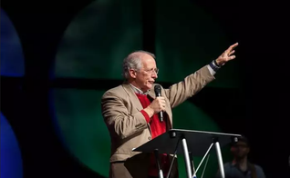 John Piper fala na Conferência da Cruz para as Nações. (Foto: Cruz para as Nações)