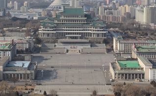 A Praça Kim Il-Sung, hoje palco de desfiles militares, antes abrigava casas de missionários e eventos religiosos. (Foto: Wikipedia)