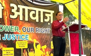 O Rev. Richard Howell discursa em manifestação contra a perseguição a cristãos em Nova Délhi. (Foto: Morning Star News)