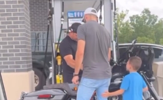 Bobby Symes e Wyatt orando pelo motoqueiro. (Foto: Reprodução/Instagram/Bobby Symes)