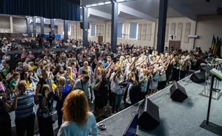 Centenas de pessoas se entregaram a Jesus. (Foto: Reprodução/Instagram/River Ministries)