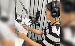 As transmissões de rádio são gravadas por locutores norte-coreanos. (Foto: Reprodução/Voz dos Mártires)