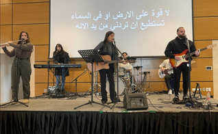 Jovens ministram louvor na comunidade batista árabe em Caná, Israel. (Foto: Canna Baptist Church)