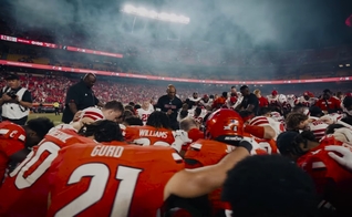 Os jogadores do Nebraska e do Cincinnati oraram juntos no campo. (Foto: Reprodução/YouTube/Nebraska Huskers).