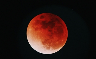 O próximo fenômeno da lua de sangue ocorrerá na noite de 7 de setembro de 2025. (Foto: Unsplash/ Yu Kato)