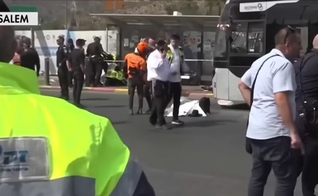 Equipes de segurança e emergência atuam em Ramot Junction, em Jerusalém, após ataque terrorista contra ônibus. (Captura de tela/YouTube/Fox News).