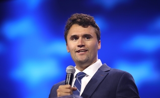 Charlie Kirk em uma conferência da Turning Point USA em 2023. (Foto: Wikimedia Commons/Gage Skidmore)