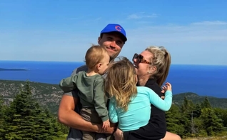 Charlie Kirk com sua família. (Foto: Instagram/mrserikakirk).