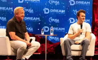 Rob e Charlie. (Foto: Reprodução/YouTube/Fox News Clips)