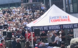 Charlie Kirk foi assassinado por um atirador. (Foto: Reprodução/YouTube/CNN Brasil).