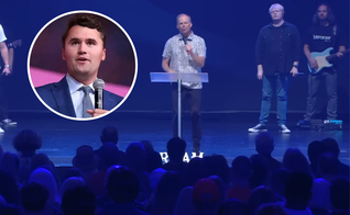 Pastor Luke Barnett, líder da Dream City Church, em culto em memória a Charlie Kirk, no destaque. (Captura de tela/YouTube/Dream City Church/Wikipedia)