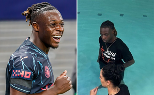 O jogador do Manchester City, Jeremy Doku, em campo e em seu batismo. (Captura de tela / Wikimedia / Instagram / Jeremy Doku)