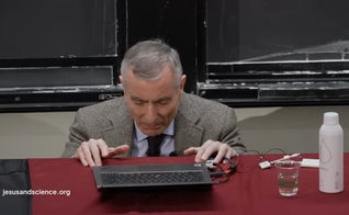 Dr. James Tour, ora em Harvard, durante o debate ‘Crise da Origem da Vida’. (Captura de tela/YouTube/Dr. James Tour)