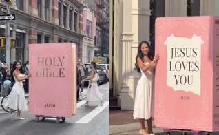 Maria Alejandra Diaz exibiu uma Bíblia rosa gigante pelas ruas de Nova York. (Foto: Reprodução/Instagram/Maria Alejandra Diaz).