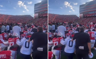 Os times orando no campo. (Foto: Reprodução/Instagram/College Football U)