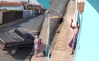 A idosa varria a calçada de casa quando uma caminhonete desgovernada quase a atingiu. (Foto: Reprodução/G1).