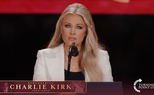 Erika Kirk durante seu discurso no funeral de Charlie Kirk, em Glendale, Arizona. (Captura de tela/YouTube/Turning Point USA)