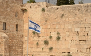 Bandeira de Israel em destaque no Muro das Lamentações. (Foto: Pexels)