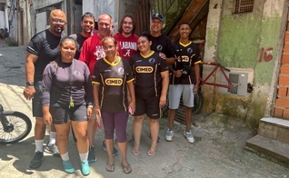 A equipe missionária na favela. (Foto: Reprodução/IMB)