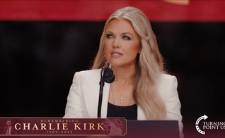 Erika Kirk durante seu discurso no funeral de Charlie Kirk, em Glendale, Arizona. (Captura de tela/YouTube/Turning Point USA)