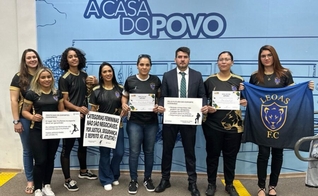 Equipe de futebol feminino Leoas CG recebe Moção de Apoio entregue pelo vereador Rafael Tavares (PL). (Foto: Luiz Gustavo/Câmara Municipal de Campo Grande)