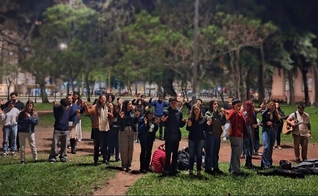 Os estudantes realizaram o culto em uma praça em frente à UFRGS. (Foto: REDE UFRGS).