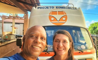Roberta e Eliel Marins, do Projeto Kombíblia. (Foto: Projeto Kombíblia)