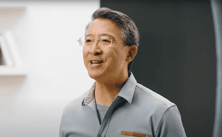 O professor de Bíblia e escritor Christopher Yuan. (Captura de tela/YouTube/Holy Sexuality – Christopher Yuan)