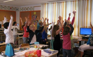 Os alunos na sala de aula. (Foto: Reprodução/Facebook/PCBS De Parel)