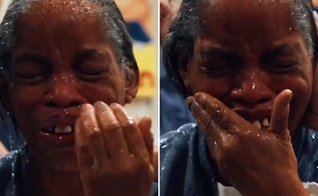 O batismo da idosa na prisão. (Foto: Reprodução/Instagram/God Behind Bars)