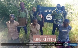 O Estado Islâmico divulgou fotos das execuções de cristãos em Moçambique. (Foto: Reprodução/MEMRI).